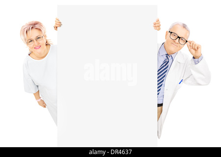 Applying männlichen Arzt und weibliche Patienten stehen hinter Blindplatte Stockfoto