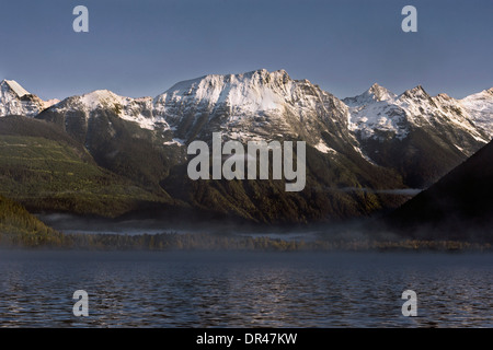 Cariboo Mountains, am frühen Morgen von Quesnel Lake, Cariboo Chilcotin Region, Britisch-Kolumbien Stockfoto