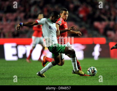 Lissabon, Portugal. 19. Januar 1914. Lima (R) Benfica von konkurriert während der portugiesische Premier League-Fußballspiel gegen Maritimo in Lissabon, Portugal, am 19. Januar 1914. Benfica gewann 2: 0. Bildnachweis: Zhang Liyun/Xinhua/Alamy Live-Nachrichten Stockfoto