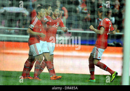 Lissabon, Portugal. 19. Januar 1914. Rodrigo (2 L) von Benfica feiert sein Tor mit Teamkollegen während der portugiesische Premier League-Fußballspiel gegen Maritimo in Lissabon, Portugal, am 19. Januar 1914. Benfica gewann 2: 0. Bildnachweis: Zhang Liyun/Xinhua/Alamy Live-Nachrichten Stockfoto