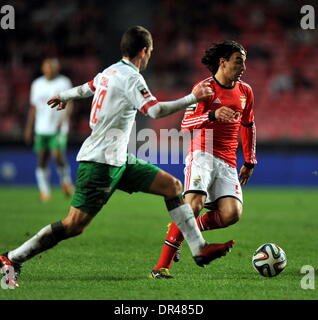 Lissabon, Portugal. 19. Januar 1914. Lazar Markovic (R) Benfica von konkurriert während der portugiesische Premier League-Fußballspiel gegen Maritimo in Lissabon, Portugal, am 19. Januar 1914. Benfica gewann 2: 0. Bildnachweis: Zhang Liyun/Xinhua/Alamy Live-Nachrichten Stockfoto