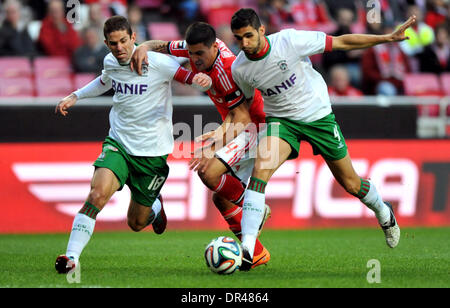 Lissabon, Portugal. 19. Januar 1914. Maximiliano Pereira (C) Benfica von konkurriert während der portugiesische Premier League-Fußballspiel gegen Maritimo in Lissabon, Portugal, am 19. Januar 1914. Benfica gewann 2: 0. Bildnachweis: Zhang Liyun/Xinhua/Alamy Live-Nachrichten Stockfoto