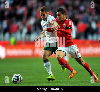 Lissabon, Portugal. 19. Januar 1914. Rodrigo (R) Benfica von konkurriert während der portugiesische Premier League-Fußballspiel gegen Maritimo in Lissabon, Portugal, am 19. Januar 1914. Benfica gewann 2: 0. Bildnachweis: Zhang Liyun/Xinhua/Alamy Live-Nachrichten Stockfoto