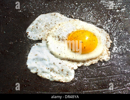 Spiegelei außerhalb auf einer Pfanne Stockfoto