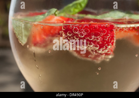 Basilikum und Erdbeer drink Stockfoto