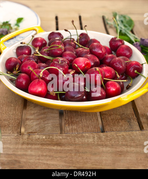 Schale mit roten Kirschen Stockfoto