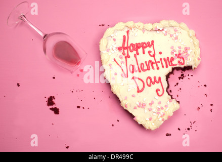 Valentinstag Kuchen mit Bissen aus ihm heraus genommen Stockfoto