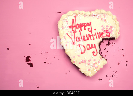 Valentinstag Kuchen mit Bissen aus ihm heraus genommen Stockfoto