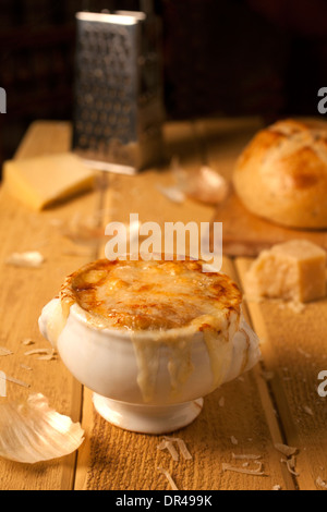 Französische Zwiebelsuppe mit geriebenem Käse und ein rundes Brot Französisch Stockfoto