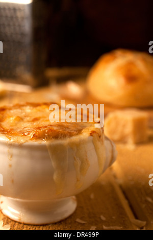 Französische Zwiebelsuppe mit geriebenem Käse und ein rundes Brot Französisch Stockfoto