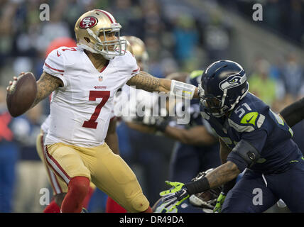 Seattle, Washington, USA. 19. Januar 2014. San Francisco 49ers Quarterback COLIN KAEPERNICK (7) ist von Seattle Seahawks außerhalb Linebacker BRUCE IRVIN (51) während das NFC Championship Game bei CenturyLink Field unter Druck gesetzt. Bildnachweis: Hector Amezcua/Sacramento Bee/ZUMAPRESS.com/Alamy Live-Nachrichten Stockfoto