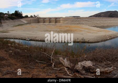 Santa Ynez Valley, Kalifornien, USA. 19. Januar 2014. Gouverneur Jerry Brown erklärt eine staatliche Dürre am 17. Januar 2014 Notfall für Kalifornien. Im Jahr 2013 wurde das trockenste Jahr auf Record, das Reservoir Wasserstände und erhöhte Brandgefahr erschöpft hat. Der Gouverneur bittet um Einwohner des Staates zur Teilnahme an einer freiwillige 20-prozentige Reduktion der Wassernutzung. Foto: Bradbury Dam am Lake Cachuma die Santa Barbara County mit Wasser versorgt ist derzeit 40 % ausgelastet. Bildnachweis: Lisa Werner/Alamy Live-Nachrichten Stockfoto