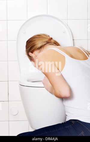 Kaukasische Mädchen ist im Badezimmer Erbrechen. Bulimie, krank-Konzept. Stockfoto