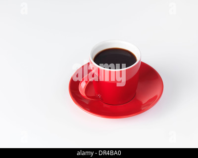 Rote Kaffee Espressotasse isoliert auf weißem Hintergrund Stockfoto