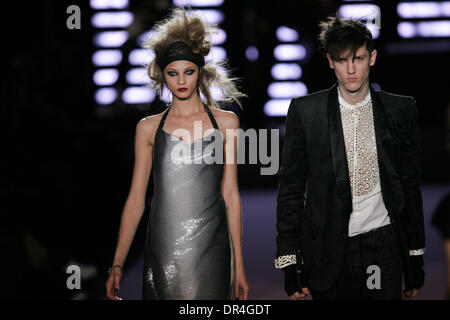 17. Februar 2009 - New York, New York, USA - der Diesel Black Gold Start-und Landebahn Modenschau während der Mercedes Benz Fashionweek im Bryant Park in New York City.  (Kredit-Bild: © Brian Dowling/Southcreek EMI/ZUMA Press) Stockfoto