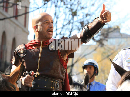 24. Februar 2009 verkleidet - New Orleans, Louisiana, USA - New Orleans Bürgermeister RAY NAGIN, als ein Erholung Gladiator an der St. Charles Avenue vor der Zulu und Rex Paraden am Karneval-Tag in New Orleans, Louisiana Ausritte. Karneval ist eine jährliche Feier, die um Mitternacht mit dem Start der katholischen Fastenzeit endet mit dem Aschermittwoch beginnt und endet mit Ostern. (Cred Stockfoto