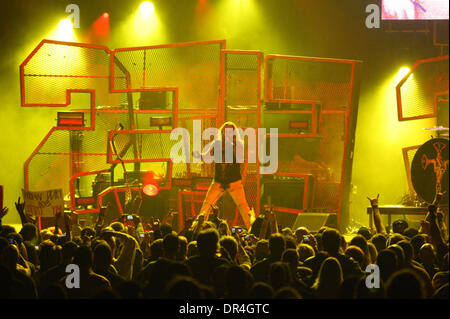 28. Februar 2009 führt - New Orleans, Louisiana, USA - VINCE NEIL von Mötley Crüe auf der Bühne, während der Bandes Saints of Los Angeles Tour, die einen Stopp in der New Orleans Arena gemacht. (Kredit-Bild: © Robert/Southcreek EMI Derick/ZUMA Press) Stockfoto