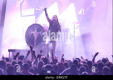 28. Februar 2009 führt - New Orleans, Louisiana, USA - VINCE NEIL von Mötley Crüe auf der Bühne, während der Bandes Saints of Los Angeles Tour, die einen Stopp in der New Orleans Arena gemacht. (Kredit-Bild: © Robert/Southcreek EMI Derick/ZUMA Press) Stockfoto