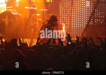 28. Februar 2009 führt - New Orleans, Louisiana, USA - NIKKI SIXX von Mötley Crüe auf der Bühne, während der Bandes Saints of Los Angeles Tour, die einen Stopp in der New Orleans Arena gemacht. (Kredit-Bild: © Robert/Southcreek EMI Derick/ZUMA Press) Stockfoto