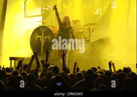 28. Februar 2009 führt - New Orleans, Louisiana, USA - VINCE NEIL von Mötley Crüe auf der Bühne, während der Bandes Saints of Los Angeles Tour, die einen Stopp in der New Orleans Arena gemacht. (Kredit-Bild: © Robert/Southcreek EMI Derick/ZUMA Press) Stockfoto