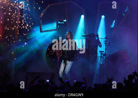 28. Februar 2009 führt - New Orleans, Louisiana, USA - VINCE NEIL von Mötley Crüe auf der Bühne, während der Bandes Saints of Los Angeles Tour, die einen Stopp in der New Orleans Arena gemacht. (Kredit-Bild: © Robert/Southcreek EMI Derick/ZUMA Press) Stockfoto