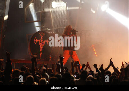 28. Februar 2009 führt - New Orleans, Louisiana, USA - VINCE NEIL von Mötley Crüe auf der Bühne, während der Bandes Saints of Los Angeles Tour, die einen Stopp in der New Orleans Arena gemacht. (Kredit-Bild: © Robert/Southcreek EMI Derick/ZUMA Press) Stockfoto