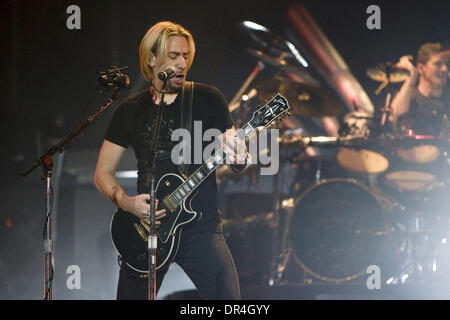 2. März 2009 führt - Toronto, Ontario, Kanada - Sänger/Gitarrist CHAD KROEGER der Gruppe Nickelback live auf dem Air Canada Centre in Toronto. (Kredit-Bild: © Steve Dachgaube/Southcreek EMI/ZUMA Press) Stockfoto