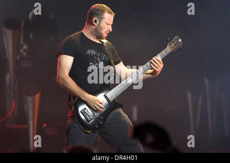 2. März 2009 führt - Toronto, Ontario, Kanada - Bassist MIKE KROEGER der Gruppe Nickelback live auf dem Air Canada Centre in Toronto. (Kredit-Bild: © Steve Dachgaube/Southcreek EMI/ZUMA Press) Stockfoto