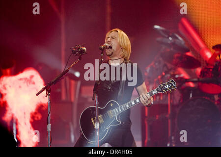 2. März 2009 führt - Toronto, Ontario, Kanada - Sänger/Gitarrist CHAD KROEGER der Gruppe Nickelback live auf dem Air Canada Centre in Toronto. (Kredit-Bild: © Steve Dachgaube/Southcreek EMI/ZUMA Press) Stockfoto