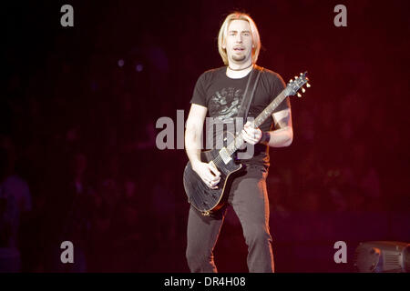 2. März 2009 führt - Toronto, Ontario, Kanada - Sänger/Gitarrist CHAD KROEGER der Gruppe Nickelback live auf dem Air Canada Centre in Toronto. (Kredit-Bild: © Steve Dachgaube/Southcreek EMI/ZUMA Press) Stockfoto