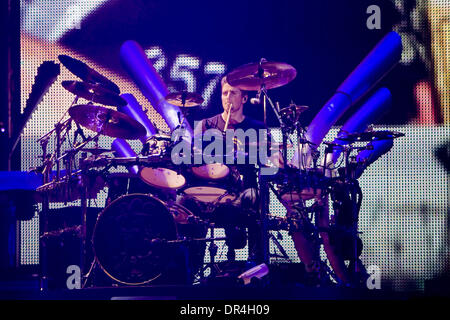 2. März 2009 führt - Toronto, Ontario, Kanada - Drummer DANIEL ADAIR der Gruppe Nickelback live auf dem Air Canada Centre in Toronto. (Kredit-Bild: © Steve Dachgaube/Southcreek EMI/ZUMA Press) Stockfoto