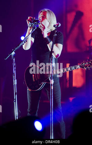 2. März 2009 führt - Toronto, Ontario, Kanada - Sänger/Gitarrist CHAD KROEGER der Gruppe Nickelback live auf dem Air Canada Centre in Toronto. (Kredit-Bild: © Steve Dachgaube/Southcreek EMI/ZUMA Press) Stockfoto