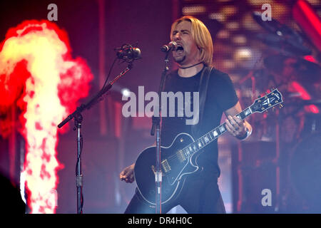 2. März 2009 führt - Toronto, Ontario, Kanada - Sänger/Gitarrist CHAD KROEGER der Gruppe Nickelback live auf dem Air Canada Centre in Toronto. (Kredit-Bild: © Steve Dachgaube/Southcreek EMI/ZUMA Press) Stockfoto