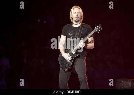 2. März 2009 führt - Toronto, Ontario, Kanada - Sänger/Gitarrist CHAD KROEGER der Gruppe Nickelback live auf dem Air Canada Centre in Toronto. (Kredit-Bild: © Steve Dachgaube/Southcreek EMI/ZUMA Press) Stockfoto