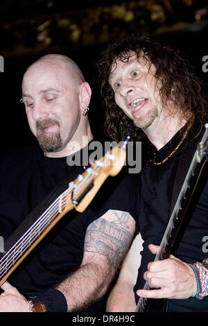 14. März 2009 - Toronto, Ontario, Kanada - STEVE "LIPS" KUDLOW und GLENN fünf kanadische veteran Rock Band ANVIL treten bei Velvet Underground in Toronto, Ontario. (Kredit-Bild: © Terry Ting/Southcreek EMI/ZUMA Press) Stockfoto