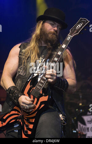 4. April 2009 - Toronto, Ontario, Kanada - ZAKK WYLDE von Black Label Society führt eines ihrer Lieder auf den Sound Academy in Toronto. (Kredit-Bild: © Steve Dachgaube/Southcreek EMI/ZUMA Press) Stockfoto