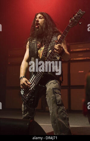 4. April 2009 - Toronto, Ontario, Kanada - JOHN DeSERVIO von Black Label Society führt eines ihrer Lieder auf den Sound Academy in Toronto. (Kredit-Bild: © Steve Dachgaube/Southcreek EMI/ZUMA Press) Stockfoto