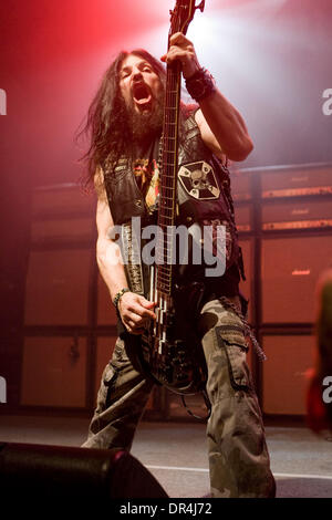 4. April 2009 - Toronto, Ontario, Kanada - JOHN DeSERVIO von Black Label Society führt eines ihrer Lieder auf den Sound Academy in Toronto. (Kredit-Bild: © Steve Dachgaube/Southcreek EMI/ZUMA Press) Stockfoto