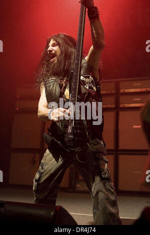 4. April 2009 - Toronto, Ontario, Kanada - JOHN DeSERVIO von Black Label Society führt eines ihrer Lieder auf den Sound Academy in Toronto. (Kredit-Bild: © Steve Dachgaube/Southcreek EMI/ZUMA Press) Stockfoto