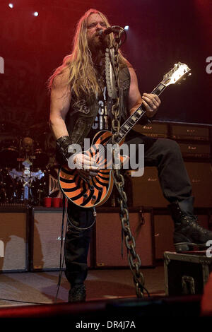 4. April 2009 - Toronto, Ontario, Kanada - ZAKK WYLDE von Black Label Society führt eines ihrer Lieder auf den Sound Academy in Toronto. (Kredit-Bild: © Steve Dachgaube/Southcreek EMI/ZUMA Press) Stockfoto