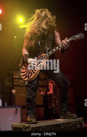 4. April 2009 - Toronto, Ontario, Kanada - ZAKK WYLDE von Black Label Society führt eines ihrer Lieder auf den Sound Academy in Toronto. (Kredit-Bild: © Steve Dachgaube/Southcreek EMI/ZUMA Press) Stockfoto