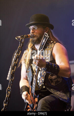 4. April 2009 - Toronto, Ontario, Kanada - ZAKK WYLDE von Black Label Society führt eines ihrer Lieder auf den Sound Academy in Toronto. (Kredit-Bild: © Steve Dachgaube/Southcreek EMI/ZUMA Press) Stockfoto