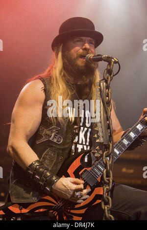 4. April 2009 - Toronto, Ontario, Kanada - ZAKK WYLDE von Black Label Society führt eines ihrer Lieder auf den Sound Academy in Toronto. (Kredit-Bild: © Steve Dachgaube/Southcreek EMI/ZUMA Press) Stockfoto