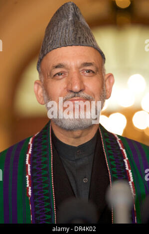 5. Mai 2009 - Washington, District Of Columbia, USA - Afghanistans Präsident HAMID KARZAI die Medien mit Sprecher des Repräsentantenhauses Pelosi Adressen. (Kredit-Bild: © Chaz Niell Southcreek EMI/ZUMA Press) Stockfoto