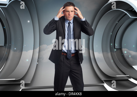 Zusammengesetztes Bild von gestressten Geschäftsmann mit Händen auf Kopf Stockfoto