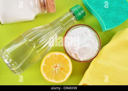 Umweltfreundliche natürliche Reiniger. Essig, Backpulver, Salz, Zitrone und Tuch. Hausgemachte grüne Reinigung. Stockfoto