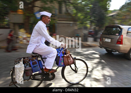 3. März 2009 - Mumbai, eilt Maharashtra, Indien - Lunchbüchsen BABAN KADAM auf einem Fahrrad mit gepackten Dabbas bis zum nächstgelegenen Bahnhof Dabbas auf den Zug für die Lieferung von Essen an den Client in seinem Büro zu laden.  Er geht als auch Cucles, die gefüllten Lunchboxen jeden Morgen zu sammeln. (Kredit-Bild: © Subhash Sharma/ZUMApress.com) Stockfoto