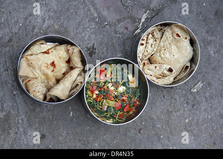 3. März 2009 - Mumbai, Maharashtra, Indien - Inhalt der Lunchbox von der Dabbawalla. (Kredit-Bild: © Subhash Sharma/ZUMApress.com) Stockfoto