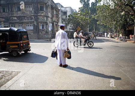 3. März 2009 - Mumbai, Maharashtra, Indien - Lunchbüchsen BABAN KADAM eilt zu Fuß mit gepackten Dabbas bis zum nächstgelegenen Bahnhof Dabbas auf den Zug für die Lieferung von Essen an den Client in seinem Büro zu laden.  Er geht als auch Cucles, die gefüllten Lunchboxen jeden Morgen zu sammeln. (Kredit-Bild: © Subhash Sharma/ZUMApress.com) Stockfoto