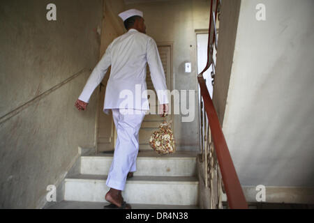 3. März 2009 - Mumbai, kommt Maharashtra, Indien - Lunchbüchsen BABAN KADAM in der Wohnung des Kunden verpackt Dabbas abholen. Er führt es zum nächstgelegenen Bahnhof Dabbas auf den Zug für die Lieferung von Essen an den Client in seinem Büro zu laden.  Er geht sowie Zyklen, die gefüllten Lunchboxen jeden Morgen zu sammeln. (Kredit-Bild: © Subhash Shar Stockfoto